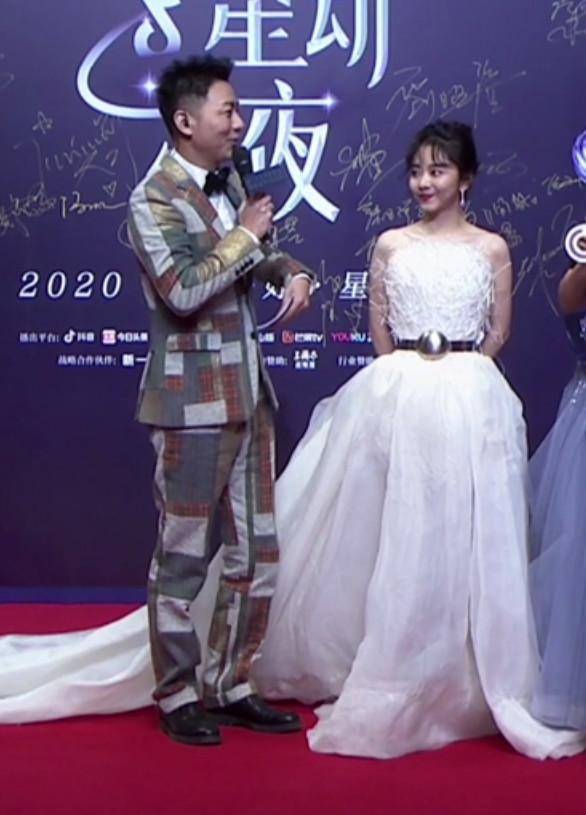 影响|谭松韵礼服没熨平，关晓彤黑眼圈没遮好？她们造型美但被细节扣分