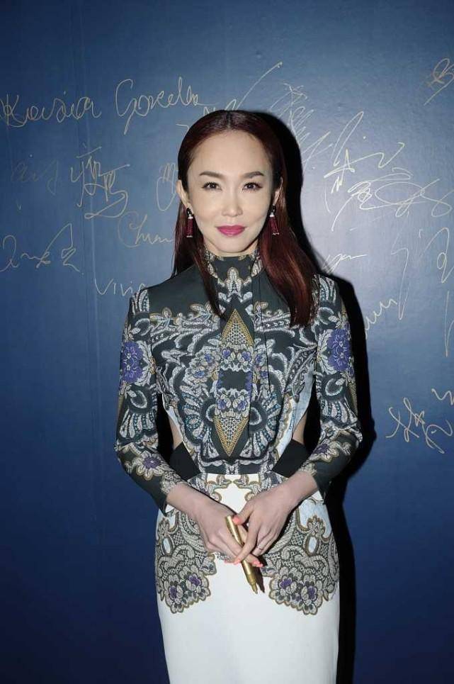 身材|范文芳也太有“心机”了,穿修身长裙秀身材还不够,美背更惹眼