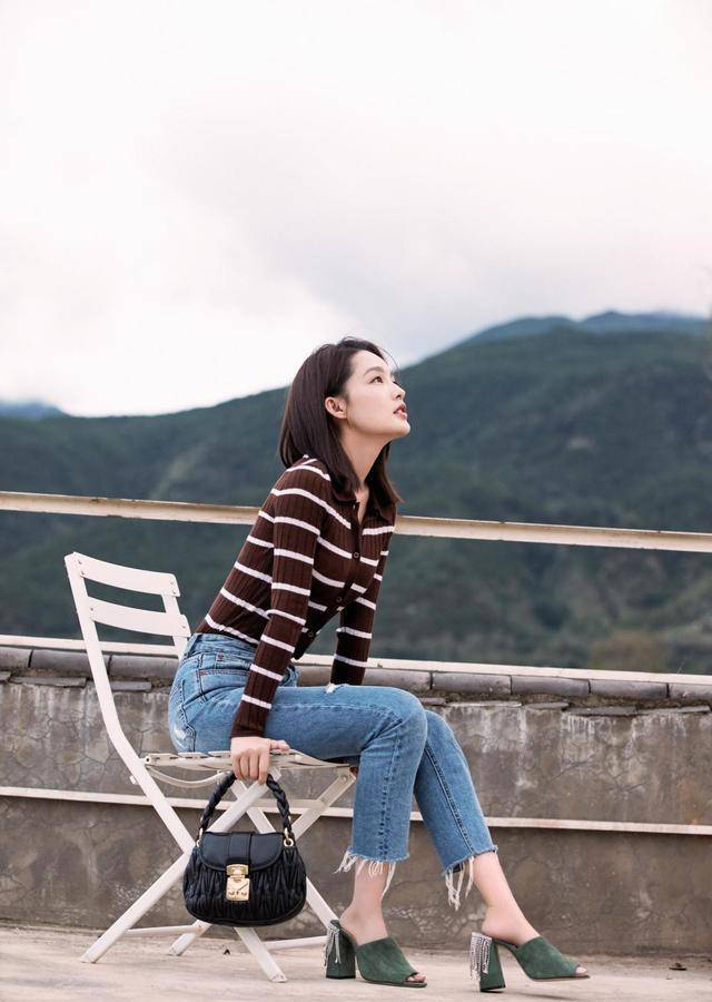 程度|李沁撞衫宋茜,同穿蝴蝶结泡泡袖上衣,同款细腰难辨胜负!