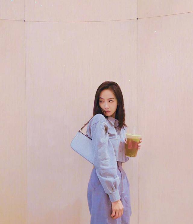 程度|李沁撞衫宋茜,同穿蝴蝶结泡泡袖上衣,同款细腰难辨胜负!