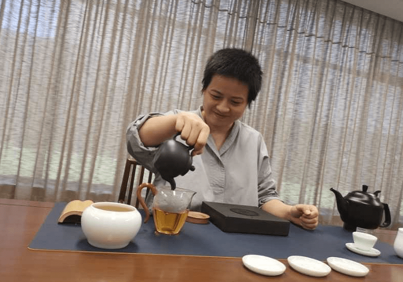 服装|岳云鹏的妻子一点不做作，就算是明星的老婆，私下也穿的很普通