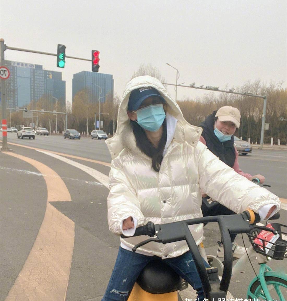设计|被黄圣依的随性穿搭征服了，连帽衫搭破洞牛仔裤，纤细小鸟腿吸睛