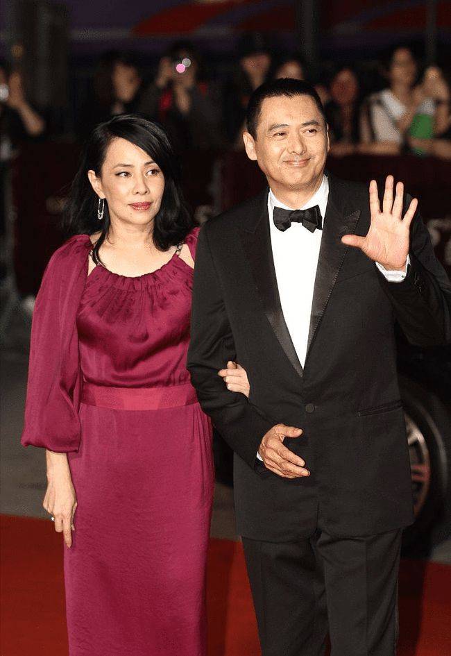 高跟鞋|陈荟莲虽然不漂亮，但是气质挺不错的，怕挂脖裙显胖特意多包一块