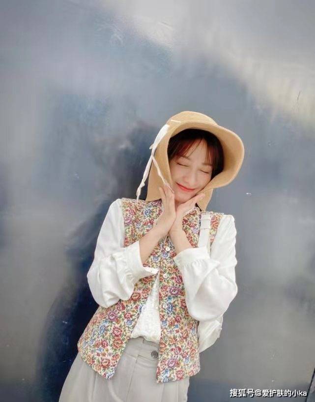 美得|吴昕瘦了之后真是美得没毛病，简单短裙配皮靴，气质洋气又高级