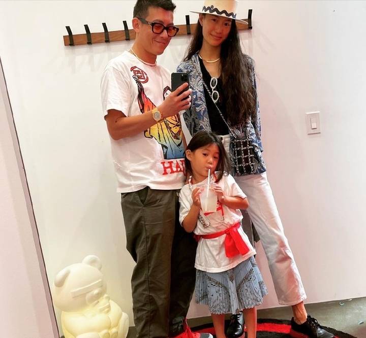 阿拉亚|秦舒培母女拍广告，Alaia活泼灵动拍摄专业，高颜值被赞像陈冠希