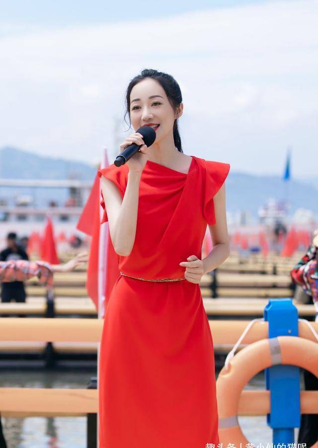 韩雪|马丁靴早就失宠了，今秋流行的是“豆腐靴”，韩雪穿上后美翻了