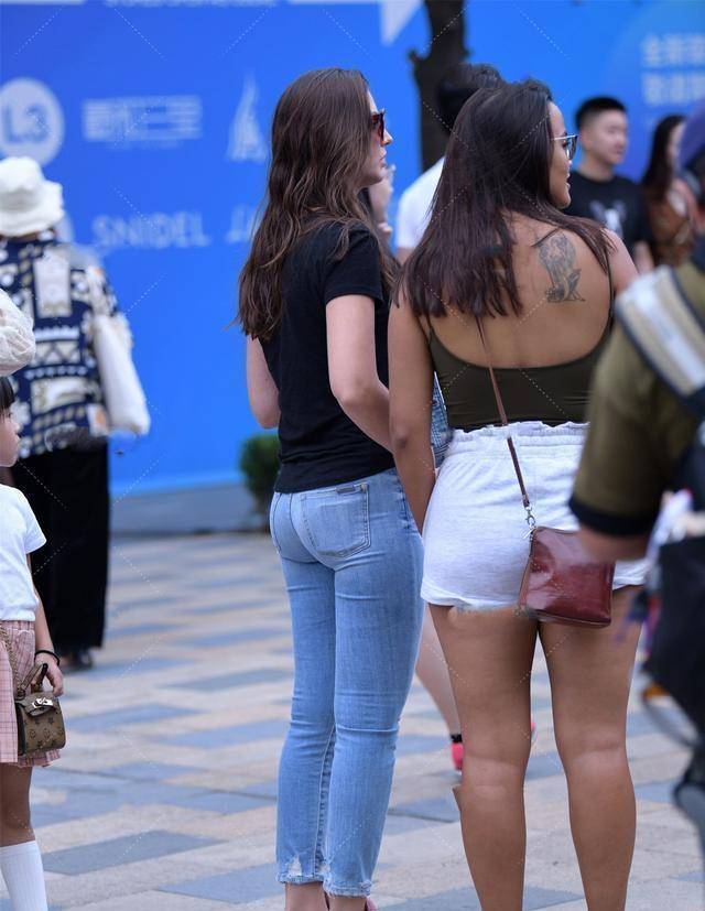 卫衣|黑色经典短袖搭配蓝色牛仔打底裤，搭配方法，学会如何去搭配
