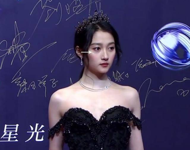 影响|谭松韵礼服没熨平，关晓彤黑眼圈没遮好？她们造型美但被细节扣分