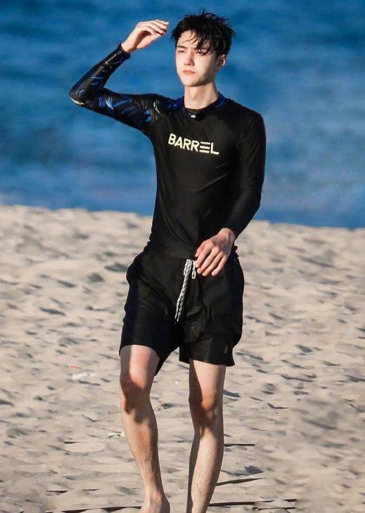 感觉|谁能想这是22岁王一博,第一次挑战短裤,双腿就细到没眼看