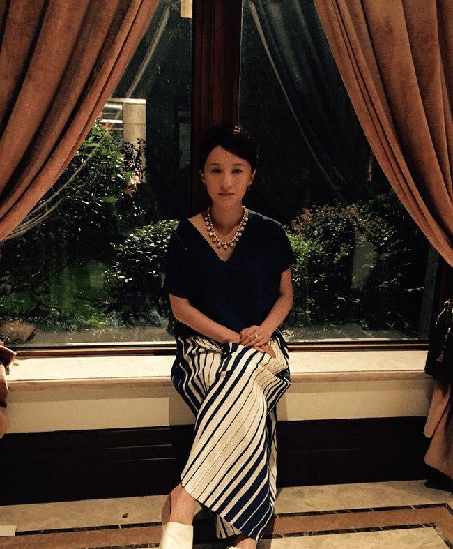 魅力|46岁的“可云”过得优雅随性，素色裙也能穿出高贵感，年龄藏得深