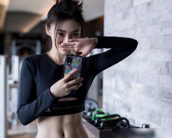 黑色|袁姗姗不愧是娱乐圈健美女王，身材不是吹出来的，穿啥都那么好看！