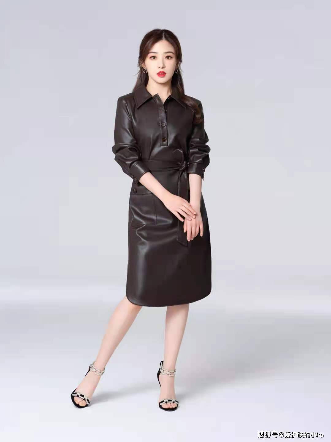 张含韵|32岁张含韵气质好甜，穿霸气皮裙依然像个小女孩，出道17年没变化