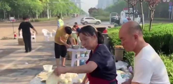 餐馆老板|河南新乡路边早餐摊,吃一顿早餐只需1分钱,胡辣汤配油饼真香