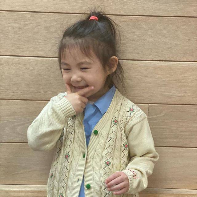 秦舒培|陈冠希实力宠妻晒合照，穿黑色印花衬衫，满脸皱纹像小老头
