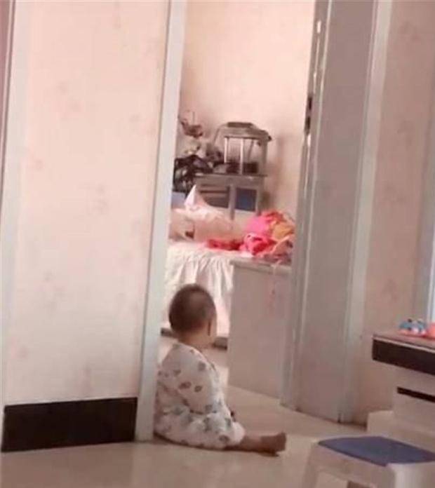 房门口|弟弟午睡醒来后，坐在姐姐房间门口等姐姐睡醒，画面太有爱了