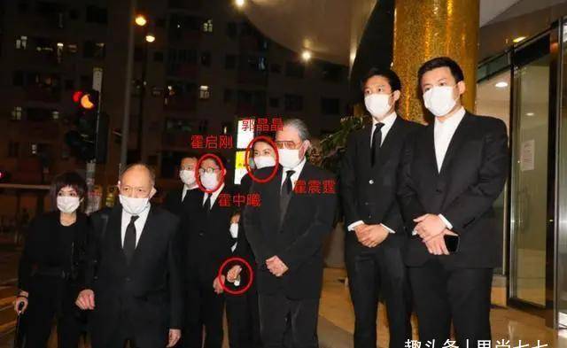 郭晶晶|郭晶晶亲妈随一家五口露面，头发花白很朴素，与婆婆朱玲玲差别大