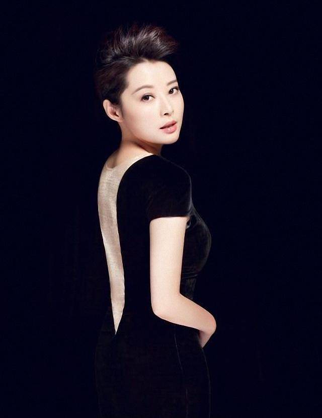 黑色|路人镜头下的袁立，穿黑色T恤配灰色休闲裤，蓬松发型太减分