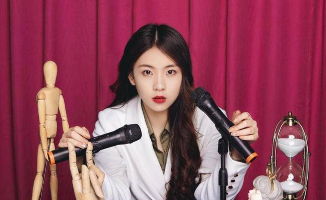 不管是对董明珠还是郑茹心的评价,黄晓明都非常客观