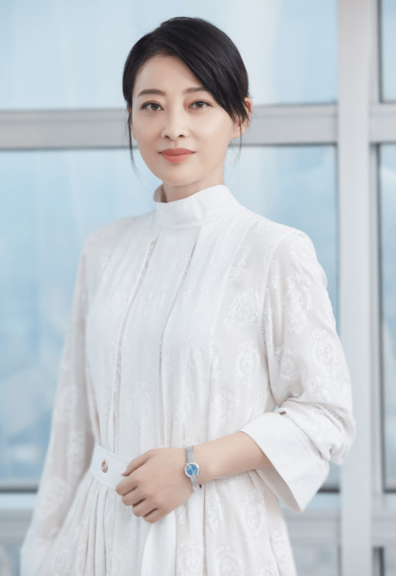 女孩子|梅婷太懂给穿搭做减法，穿白色连衣裙优雅高贵，简约却高级