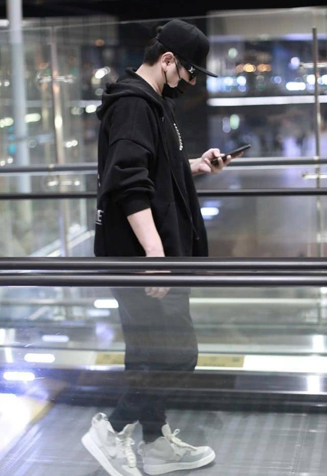 黑色|钱枫穿运动外套搭束腿裤，帅气穿搭不像中年人