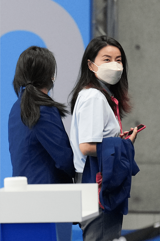 一身|郭晶晶这服装虽没什么亮点,但红配蓝好抢镜,一身气质遮都遮不住