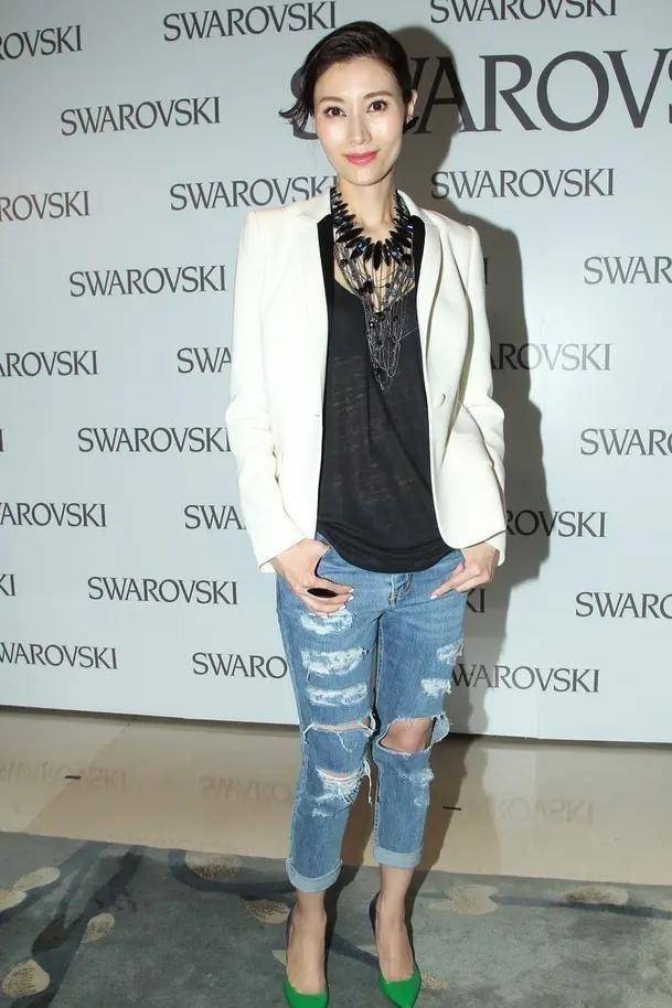 李嘉欣|李嘉欣明明是豪门阔太,却爱穿“乞丐破洞裤”,看着不像高级贵妇