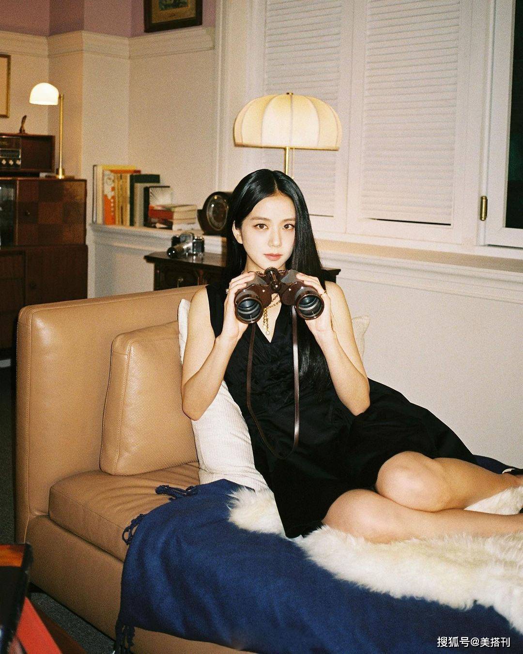 jisoo|jisoo金智秀ins晒照，穿小黑裙有种电影氛围感，网友：挺像张娜拉