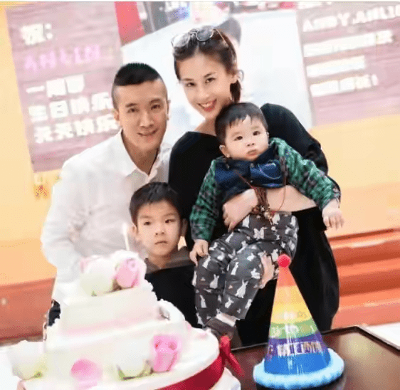 黑色|黄圣依一直营销的贵妇人设，靠美颜堆砌，生图就是地地道道阿姨!