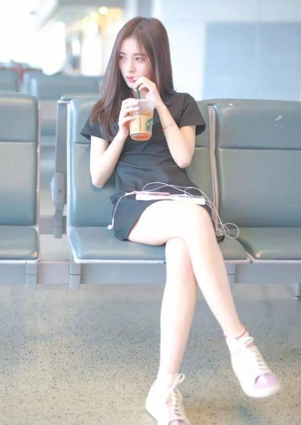 披肩|鞠婧祎为证明腿长，大胆挑战难驾驭的白袜，不料腿成全队最细