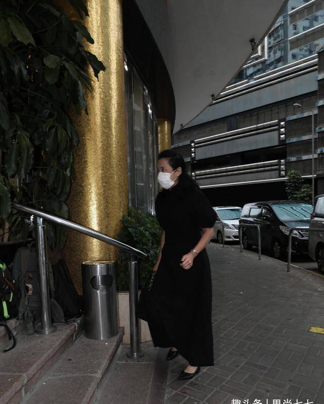 郭晶晶|郭晶晶亲妈随一家五口露面，头发花白很朴素，与婆婆朱玲玲差别大