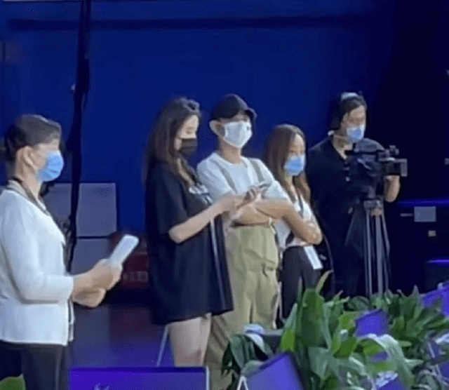 马伊琍|新女友获认可？文章疑带女友陪爱马比赛，打扮像小姑娘身材超性感