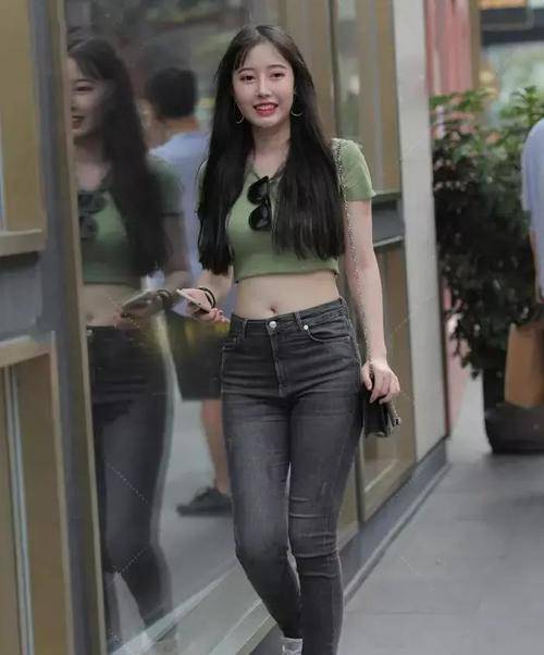 血色|美女脚上一双尖头的高跟鞋,充满优雅与魅力,让她显得特别的时尚