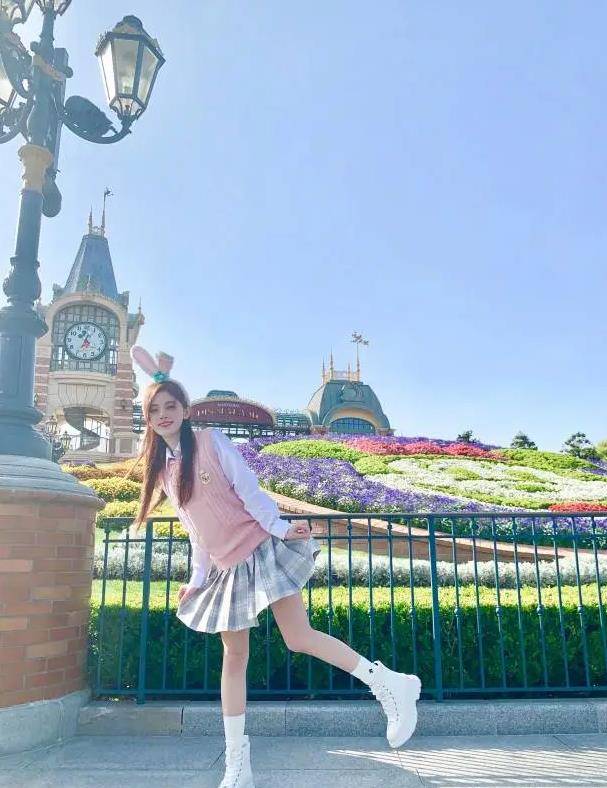 披肩|鞠婧祎为证明腿长，大胆挑战难驾驭的白袜，不料腿成全队最细