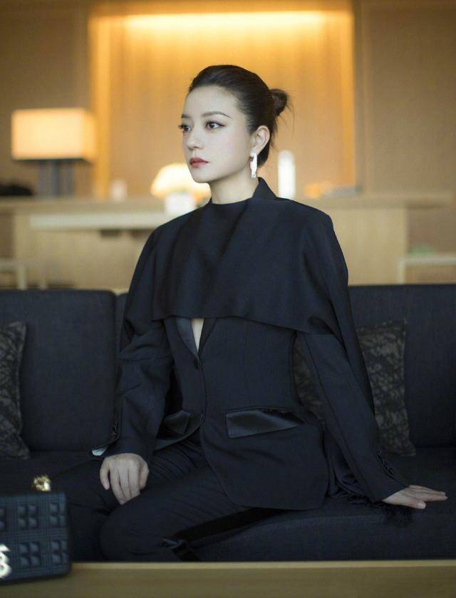 披肩|赵薇身穿黑色西服套装，围巾披肩搭配恨天高，完美彰显霸道女总裁