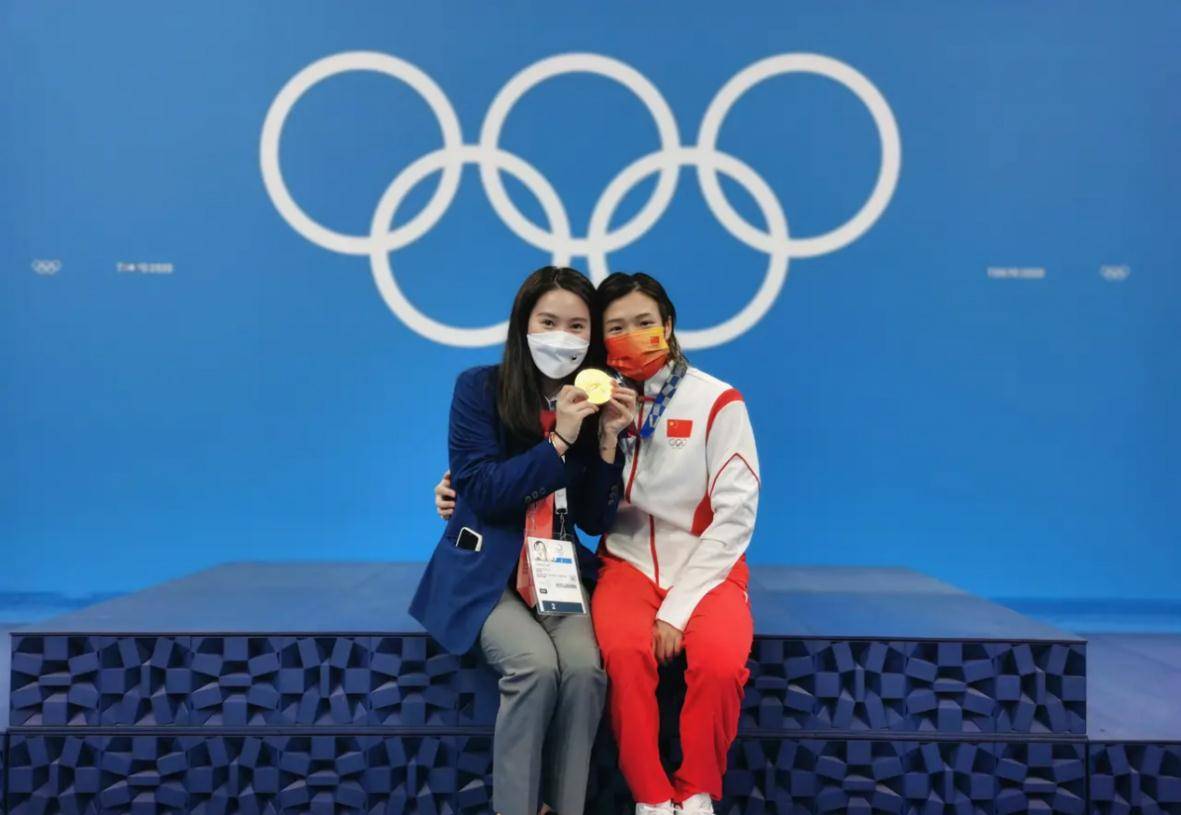 跳水|郭晶晶奥运追星成功!穿评委工作服忙合影摆爱心,跳水女王变迷妹