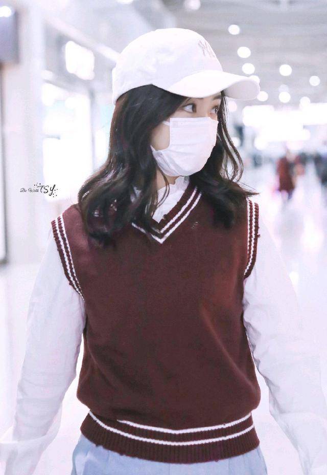 马甲|谭松韵好有少女感，针织马甲配白衬衫清新脱俗，减龄俏皮像中学生