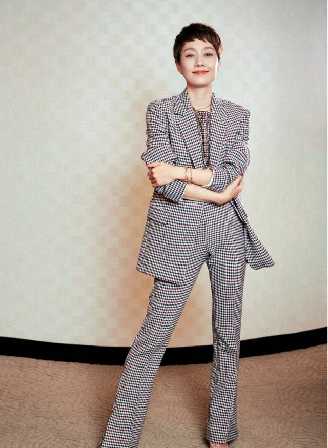 黑色|马伊琍带俩女儿三亚度假，12岁爱马穿短裤凉拖好清凉，妹妹更淑女