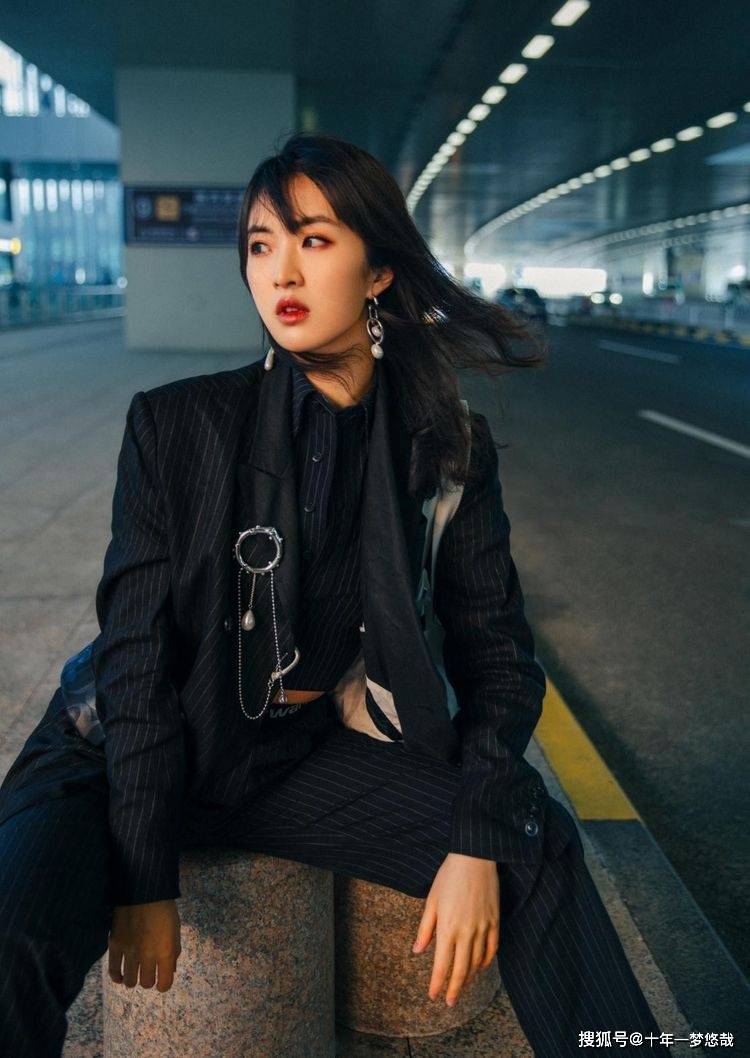 进行|华为总裁任正非小女儿进军演艺圈！身穿西装又飒又A，有点起范了