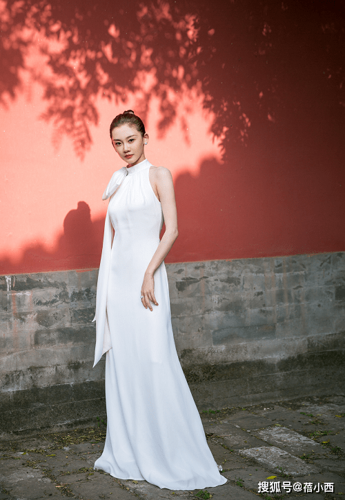 赫本|郑恺真是娶了个“美娇妻”，苗苗穿白色现“赫本式优雅”，太漂亮