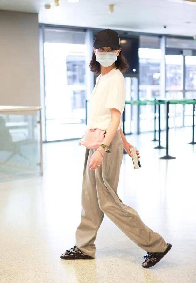 色彩|万茜解锁简约风新时尚，T恤+西服裤利落又大气，凉鞋成最大亮点