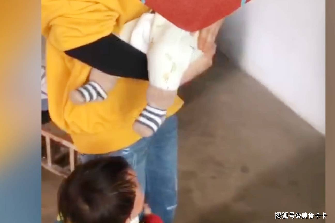 侵权|妈妈要哄二胎宝宝睡觉,不料大宝却做出此行为,妈妈不淡定