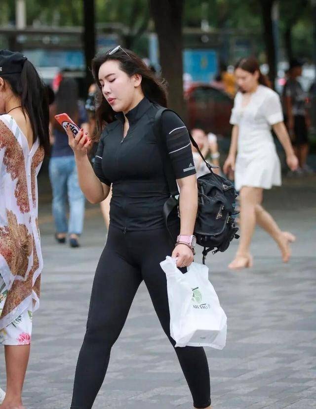 黑色|黑色高领短袖上衣搭配黑色打底裤，街头穿搭，个性更显女人味