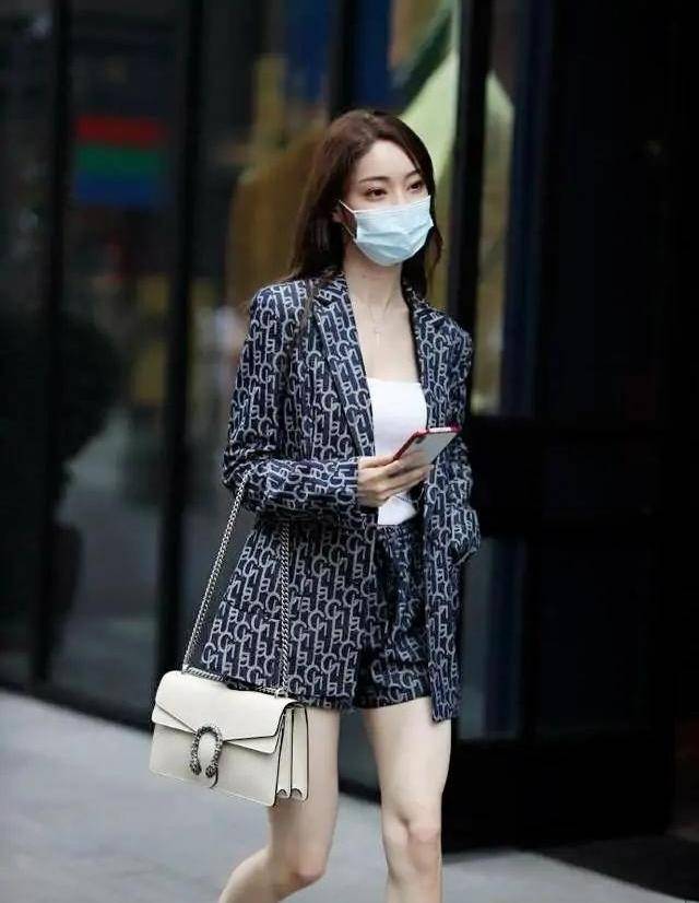 毛衣|穿着明艳动人的连衣裙就更让人心动了，有着修长的美腿和舒适百搭