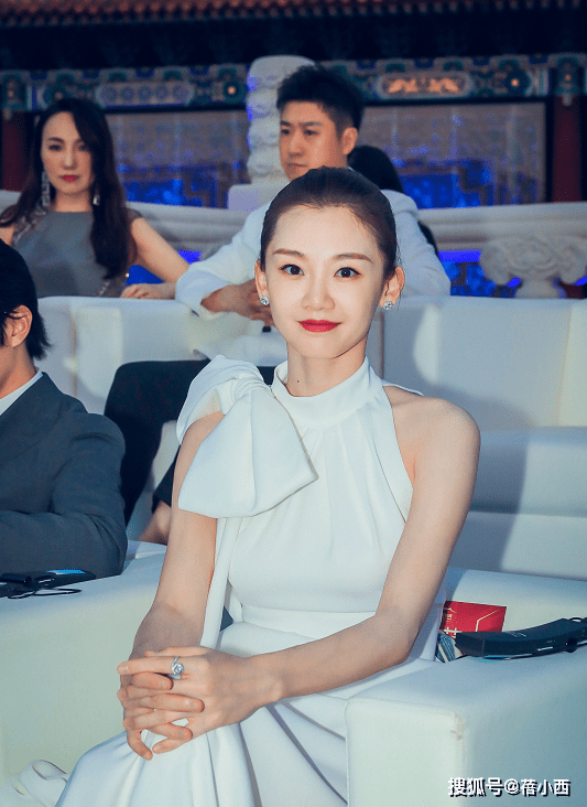 赫本|郑恺真是娶了个“美娇妻”，苗苗穿白色现“赫本式优雅”，太漂亮