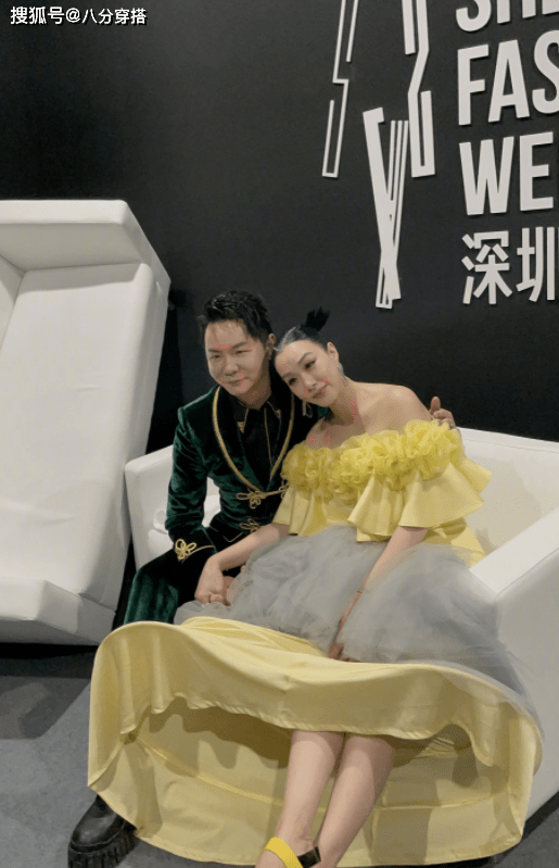鱼尾|钟丽缇真是微胖界yyds，穿鹅黄色一字肩鱼尾裙华丽时髦，曲线丰盈