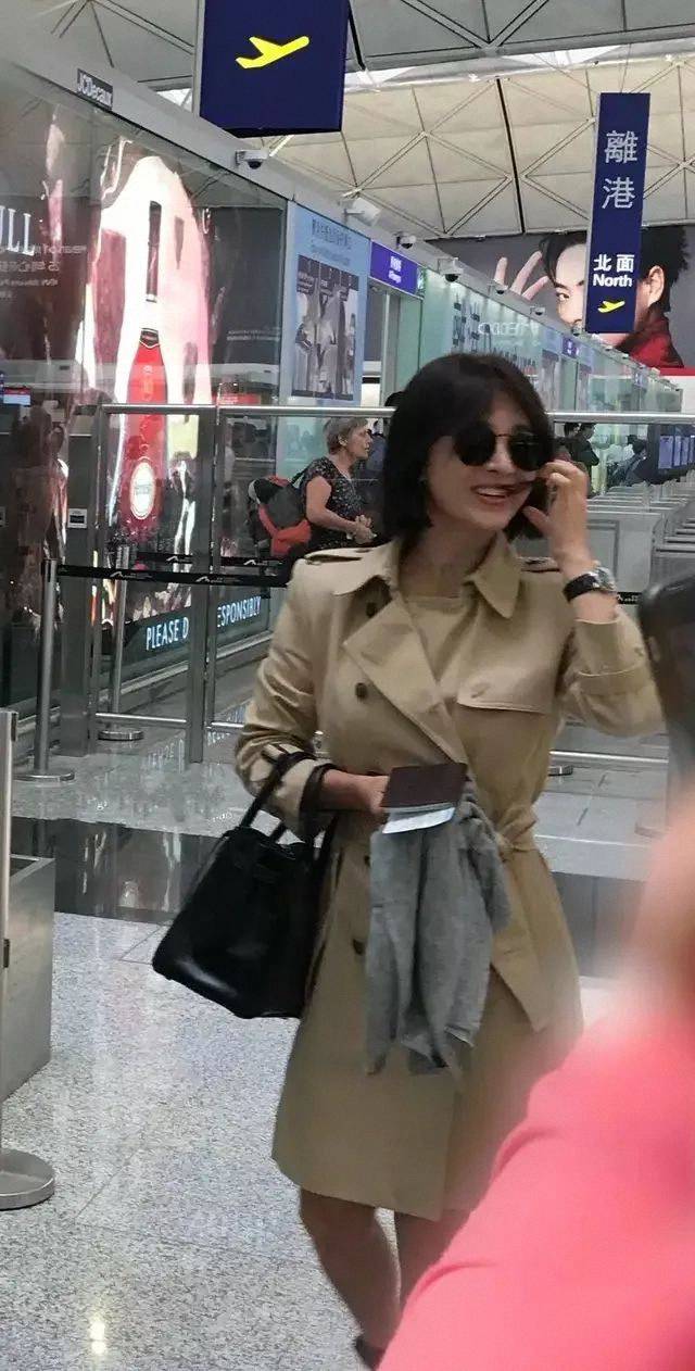 显得|宋慧乔单身后更美了，穿军绿色风衣配金丝眼镜，温柔又妩媚