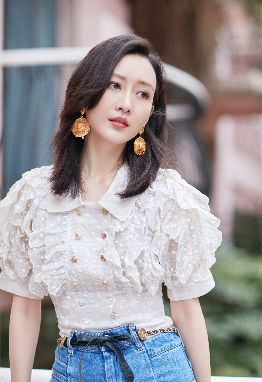 身材|王鸥最新私服穿搭曝光，薄纱款泡泡袖上衣搭配牛仔裤，真是太酷了