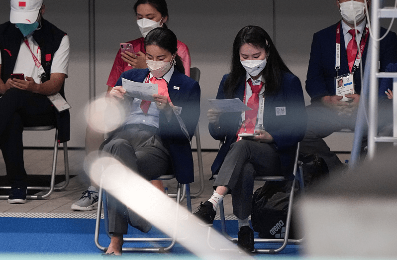 一身|郭晶晶这服装虽没什么亮点,但红配蓝好抢镜,一身气质遮都遮不住