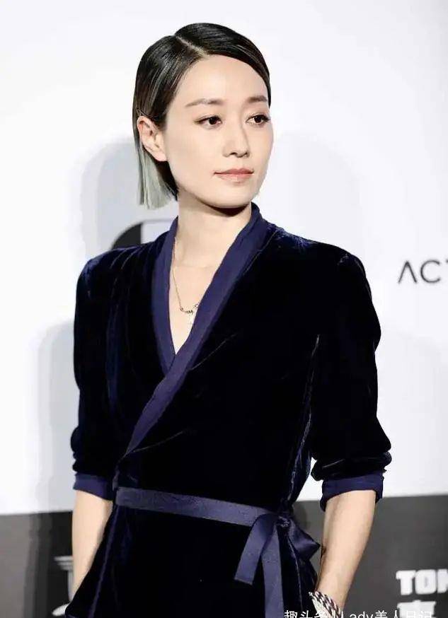 蓝灰|马伊琍又任性了，染一头蓝灰发色太显老，短发太过凌厉不女人
