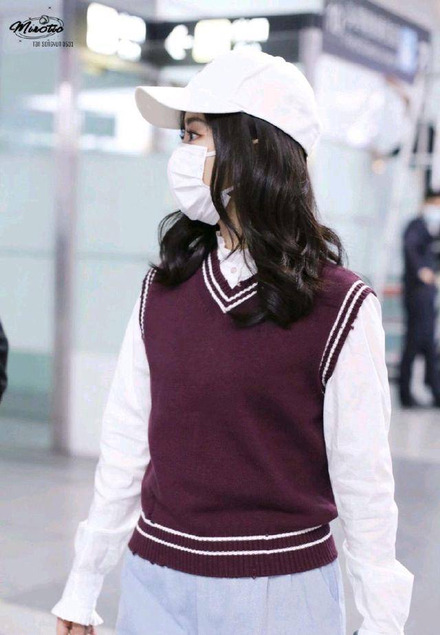 马甲|谭松韵好有少女感，针织马甲配白衬衫清新脱俗，减龄俏皮像中学生